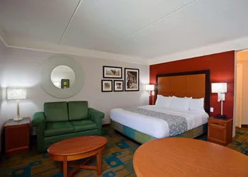 La Quinta Inn & Suites by Wyndham Winston-Salem hotel thumbnail 8
