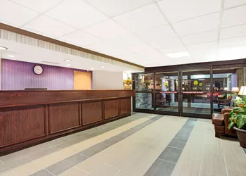 Days Inn by Wyndham Newport News City Center Oyster Point hotel thumbnail 2