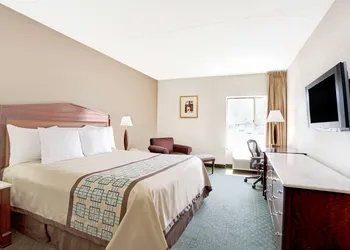 Days Inn by Wyndham Newport News City Center Oyster Point hotel thumbnail 3