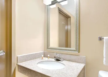Days Inn by Wyndham Newport News City Center Oyster Point hotel thumbnail 4