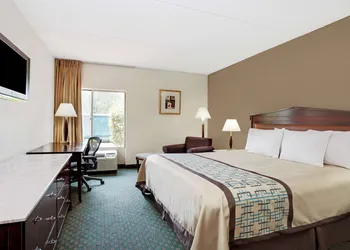 Days Inn by Wyndham Newport News City Center Oyster Point hotel thumbnail 6