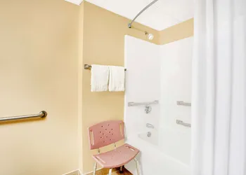 Days Inn by Wyndham Newport News City Center Oyster Point hotel thumbnail 8