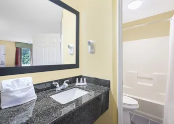 Howard Johnson by Wyndham Dalton hotel thumbnail 8