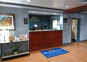 Baymont by Wyndham Clinton hotel thumbnail 2