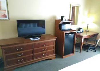 Baymont by Wyndham Clinton hotel thumbnail 3