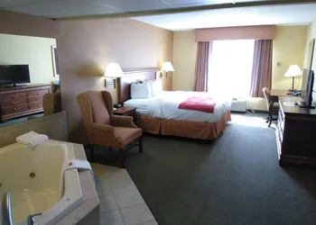 Baymont by Wyndham Clinton hotel thumbnail 6