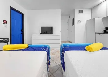 Hollywood Sunrise hotel thumbnail 4