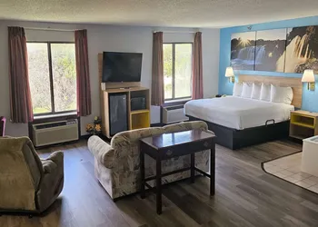 Days Inn by Wyndham Ozark Springfield hotel thumbnail 2
