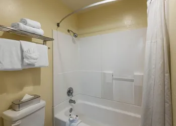 Days Inn by Wyndham Hayward Airport hotel thumbnail 7