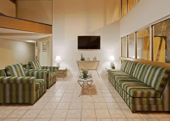 La Quinta Inn & Suites by Wyndham St. Pete-Clearwater Airpt hotel thumbnail 2