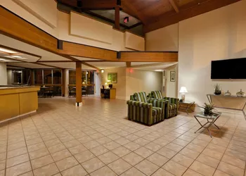 La Quinta Inn & Suites by Wyndham St. Pete-Clearwater Airpt hotel thumbnail 3