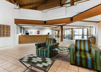 La Quinta Inn & Suites by Wyndham St. Pete-Clearwater Airpt hotel thumbnail 5