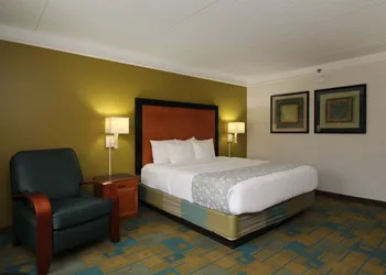 La Quinta Inn & Suites by Wyndham St. Pete-Clearwater Airpt hotel thumbnail 6