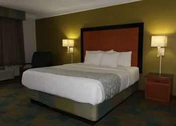 La Quinta Inn & Suites by Wyndham St. Pete-Clearwater Airpt hotel thumbnail 7