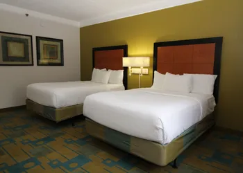 La Quinta Inn & Suites by Wyndham St. Pete-Clearwater Airpt hotel thumbnail 8