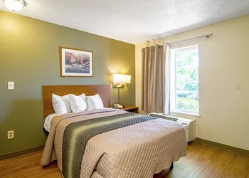 HomeTowne Studios by Red Roof Chicago - Waukegan hotel thumbnail 2