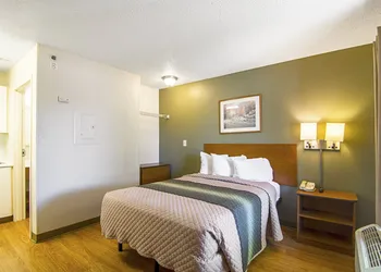 HomeTowne Studios by Red Roof Chicago - Waukegan hotel thumbnail 3