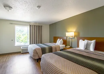 HomeTowne Studios by Red Roof Chicago - Waukegan hotel thumbnail 4