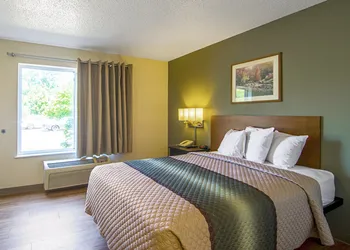 HomeTowne Studios by Red Roof Chicago - Waukegan hotel thumbnail 5