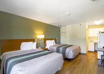 HomeTowne Studios by Red Roof Chicago - Waukegan hotel thumbnail 6