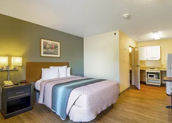 HomeTowne Studios by Red Roof Chicago - Waukegan hotel thumbnail 8