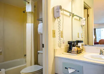 Americas Best Value Inn & Suites Melbourne hotel thumbnail 4