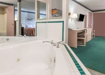 Knights Inn Ottawa hotel thumbnail 5