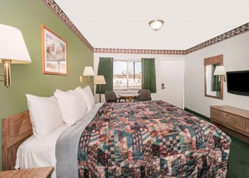 Knights Inn Ottawa hotel thumbnail 6