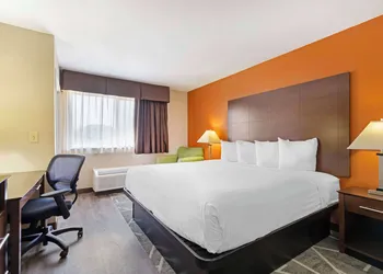 Best Western Inn & Suites hotel thumbnail 8