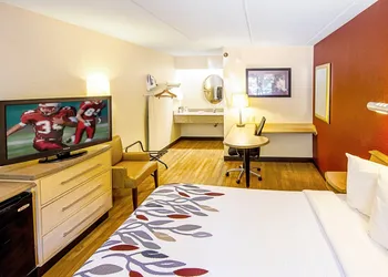 Red Roof Inn Charleston West - Hurricane, WV hotel thumbnail 3