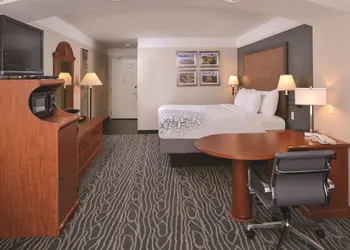 La Quinta Inn & Suites by Wyndham Ruidoso Downs hotel thumbnail 7
