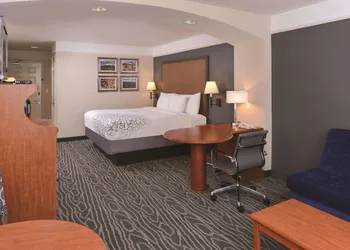La Quinta Inn & Suites by Wyndham Ruidoso Downs hotel thumbnail 8