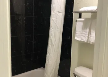 Travelodge by Wyndham Fort Myers North hotel thumbnail 4