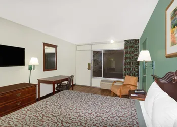 Travelodge by Wyndham Fort Myers North hotel thumbnail 5