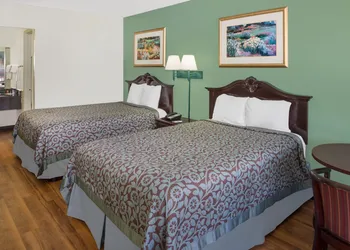 Travelodge by Wyndham Fort Myers North hotel thumbnail 6