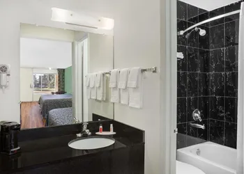 Travelodge by Wyndham Fort Myers North hotel thumbnail 7