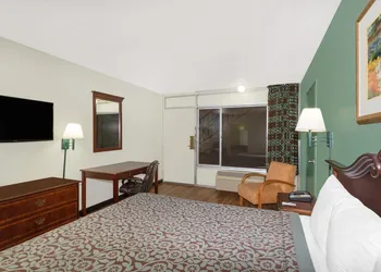 Travelodge by Wyndham Fort Myers/Cape Coral hotel thumbnail 5