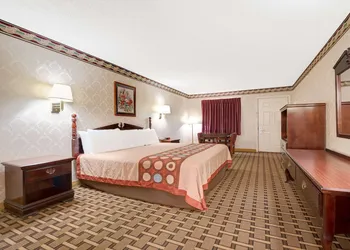 Super 8 by Wyndham Dallas South hotel thumbnail 4
