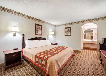 Super 8 by Wyndham Dallas South hotel thumbnail 5