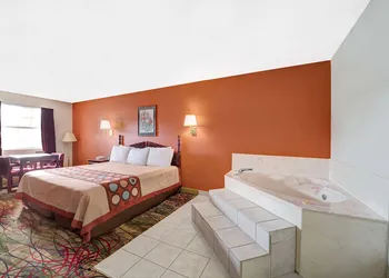 Super 8 by Wyndham Dallas South hotel thumbnail 6