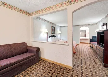 Super 8 by Wyndham Dallas South hotel thumbnail 7