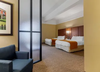 Comfort Suites Savannah North I-95 hotel thumbnail 4