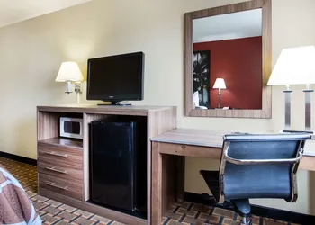 Super 8 by Wyndham Chester/Richmond Area hotel thumbnail 8