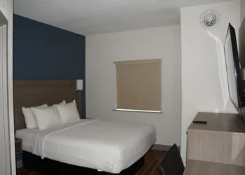 Baymont by Wyndham Kingdom City hotel thumbnail 3