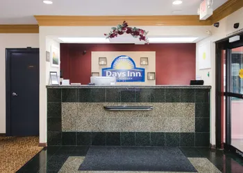 Days Inn by Wyndham Rosenberg hotel thumbnail 2