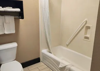 Days Inn by Wyndham Rosenberg hotel thumbnail 7