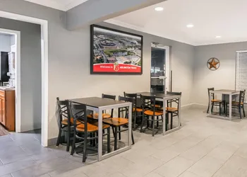 Super 8 by Wyndham Arlington Near AT&T Stadium hotel thumbnail 3