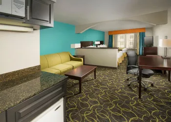 Holiday Inn Express & Suites DFW - Grapevine by IHG hotel thumbnail 3