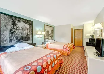 Super 8 by Wyndham San Antonio/Fiesta hotel thumbnail 3