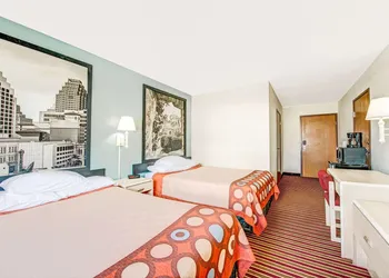 Super 8 by Wyndham San Antonio/Fiesta hotel thumbnail 5
